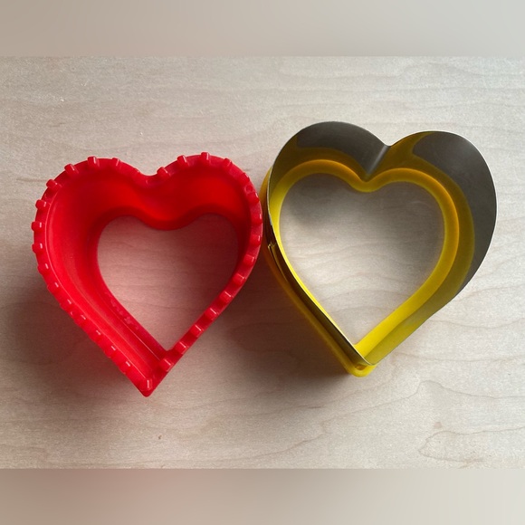 Heart Sandwich Cutter and Sealer for Kids 2PC Decruster Sandwich Maker - Picture 4 of 4